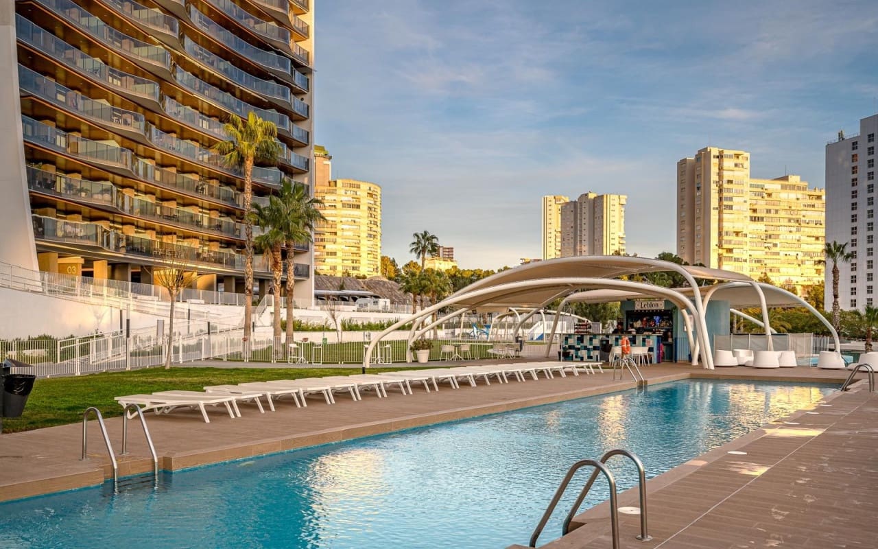 2 bedroom Beach Apartment for sale in Benidorm with pool - € 540,000 (Ref: 9626341)