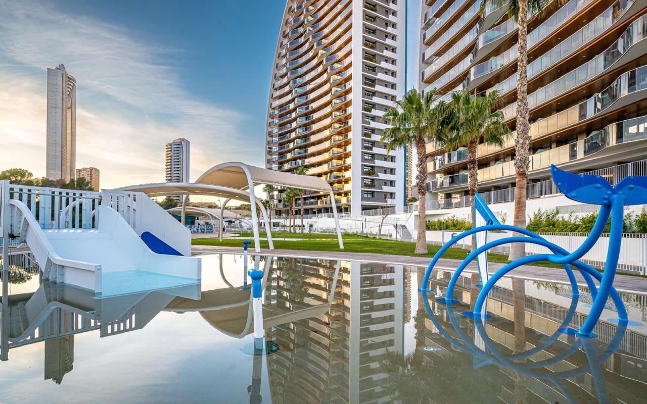 2 bedroom Beach Apartment for sale in Benidorm with pool - € 540,000 (Ref: 9626341)