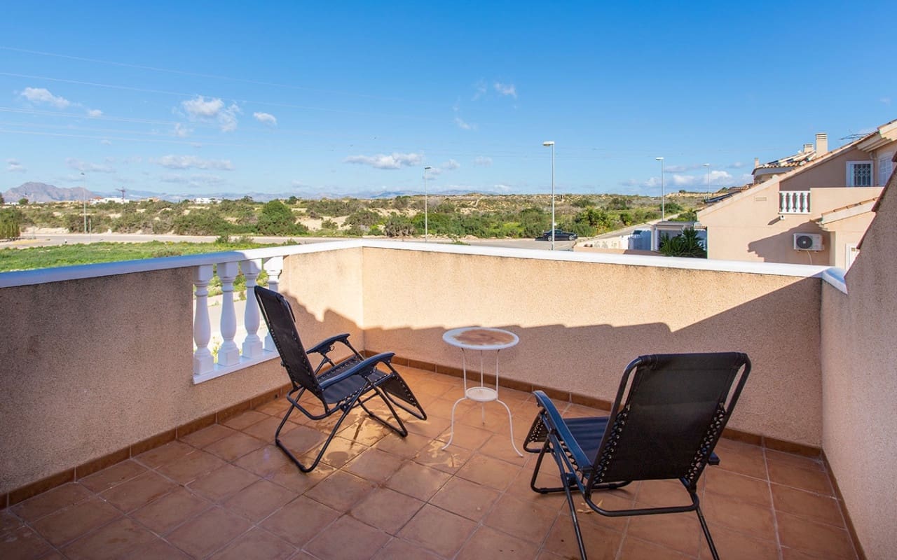 2 bedroom Villa for sale in Rojales with pool - € 269,000 (Ref: 9627972)