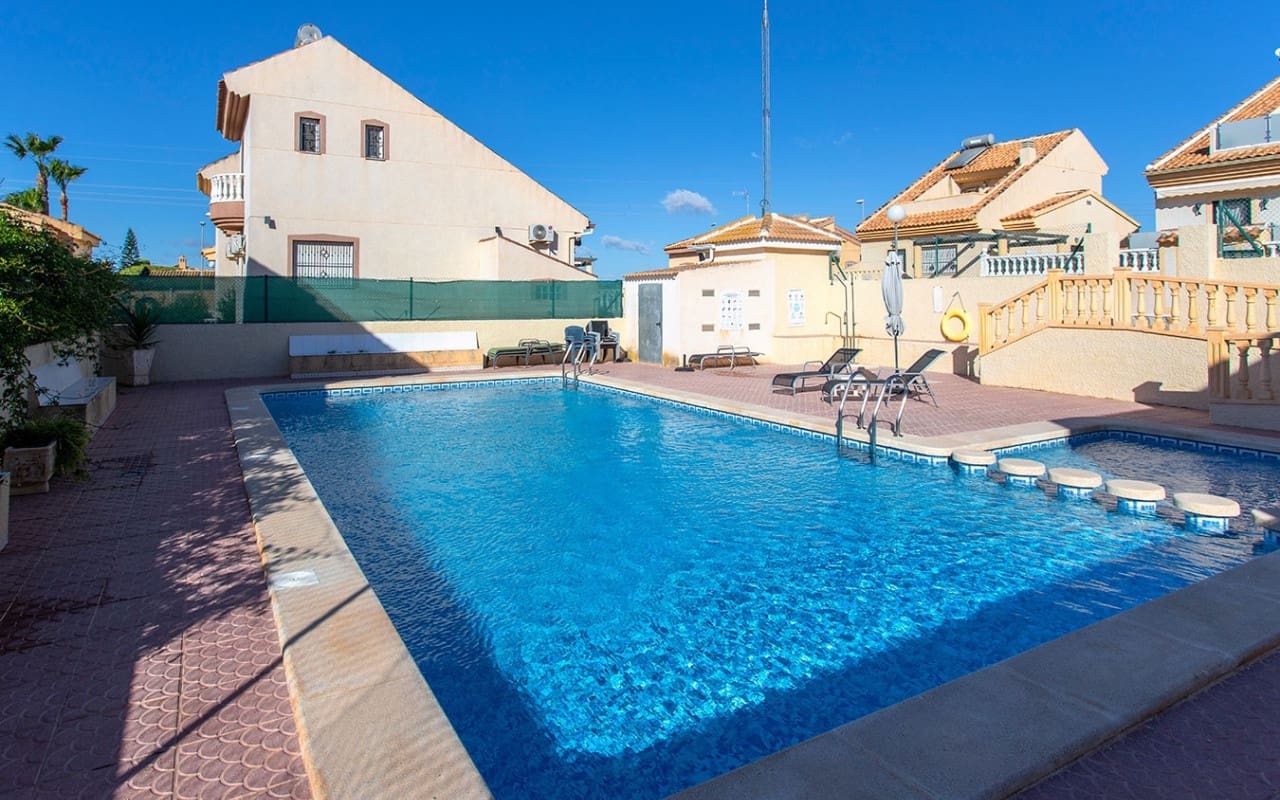 2 bedroom Villa for sale in Rojales with pool - € 269,000 (Ref: 9627972)