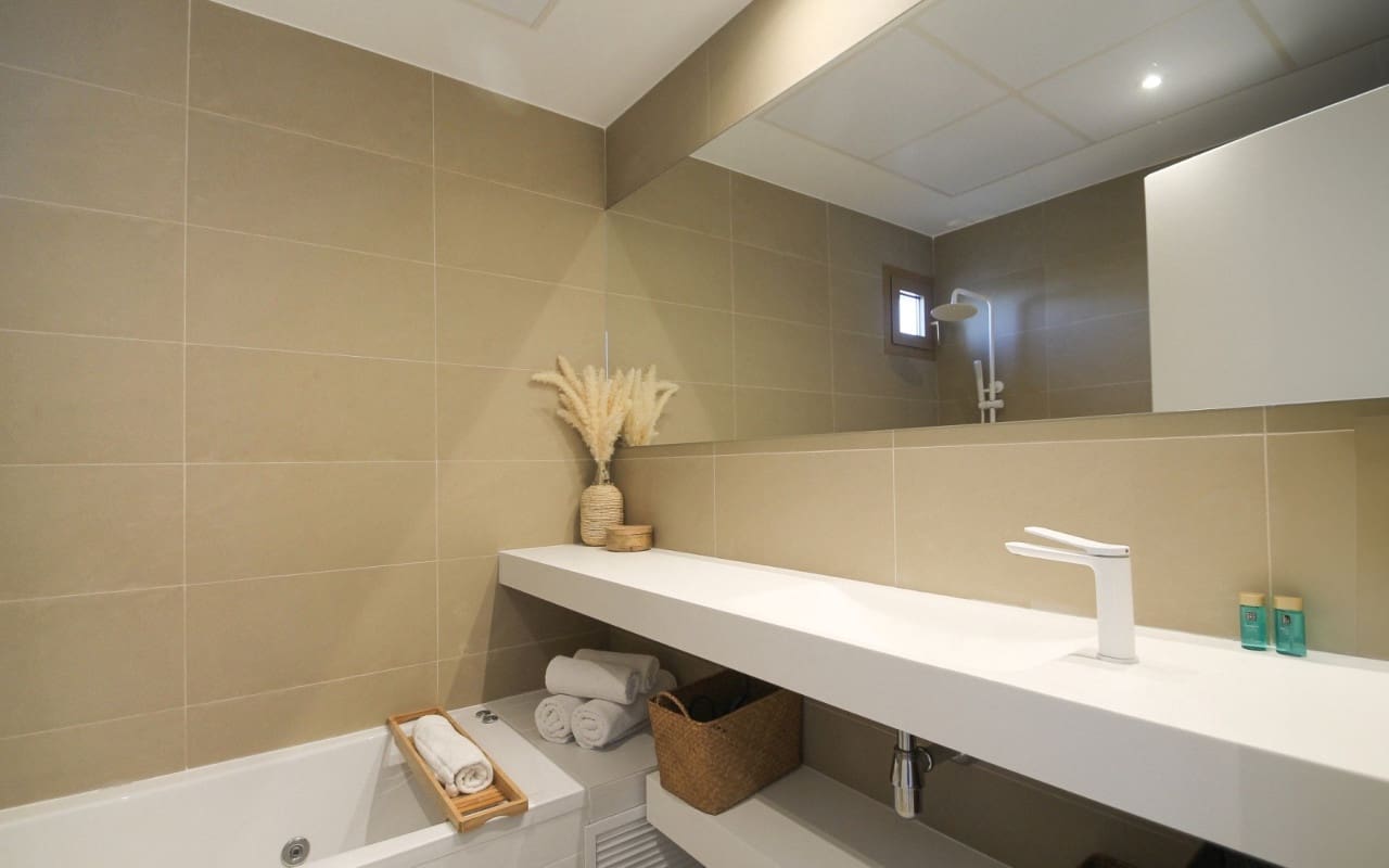 2 soveværelse Strandlejlighed til salg i Benidorm med swimmingpool - € 650.000 (Ref: 9684023)