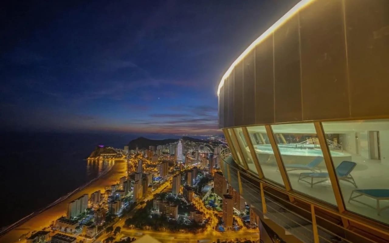 2 soveværelse Strandlejlighed til salg i Benidorm med swimmingpool - € 650.000 (Ref: 9684023)