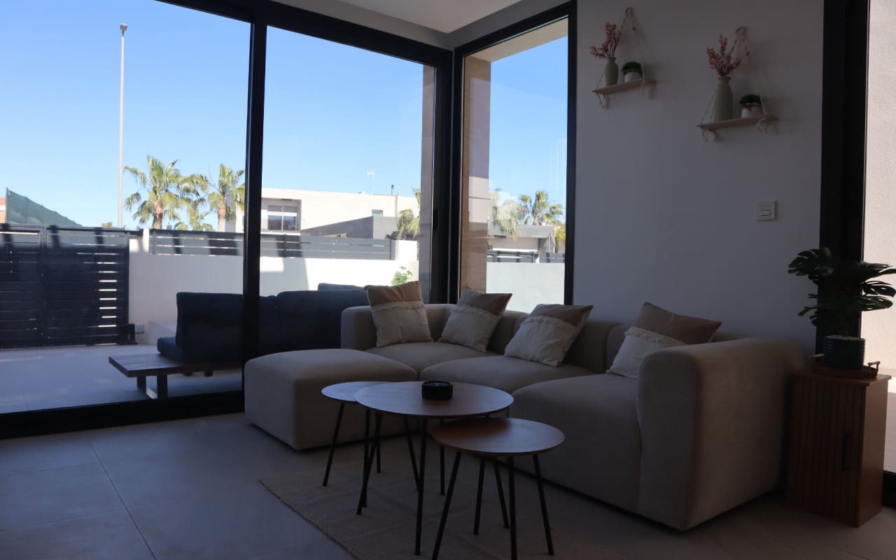 Chalet de 3 habitaciones en Los Montesinos en alquiler con piscina - 1.750 € (Ref: 9688468)