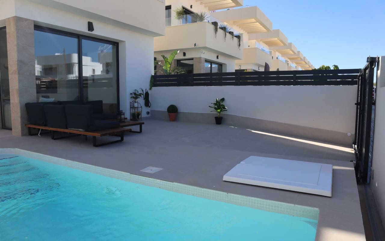 Chalet de 3 habitaciones en Los Montesinos en alquiler con piscina - 1.750 € (Ref: 9688468)