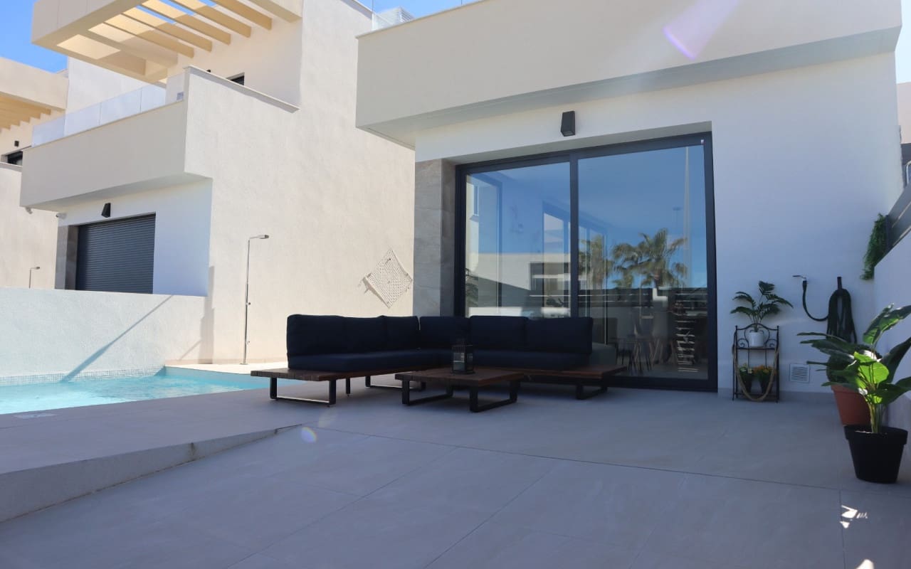 Chalet de 3 habitaciones en Los Montesinos en alquiler con piscina - 1.750 € (Ref: 9688468)