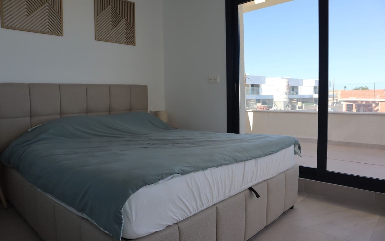 Chalet de 3 habitaciones en Los Montesinos en alquiler con piscina - 1.750 € (Ref: 9688468)