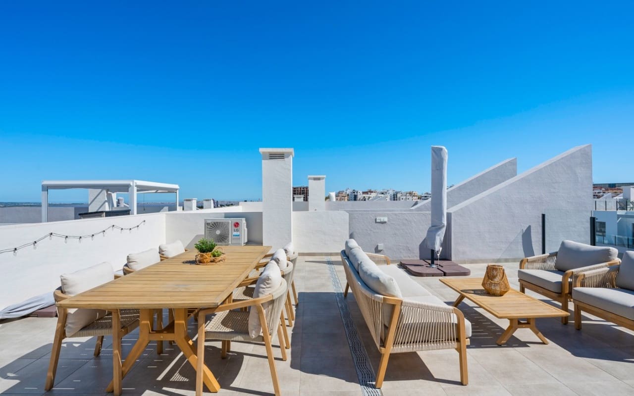 2 soverom Penthouse til salgs i San Miguel de Salinas med svømmebasseng - € 259 950 (Ref: 9737105)