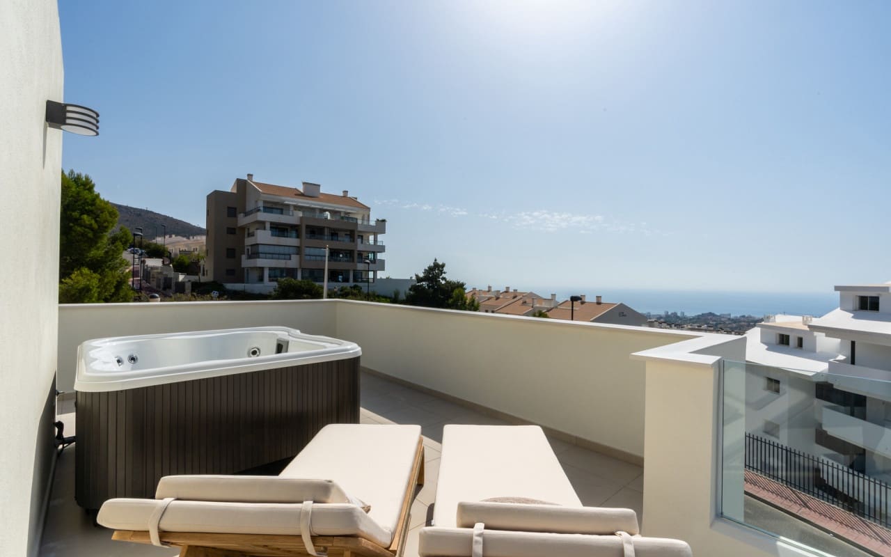 2 bedroom Apartment for sale in Benalmadena with pool - € 450,000 (Ref: 9748396)
