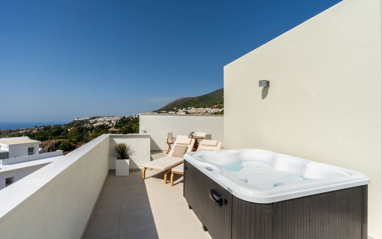 2 bedroom Apartment for sale in Benalmadena with pool - € 450,000 (Ref: 9748396)