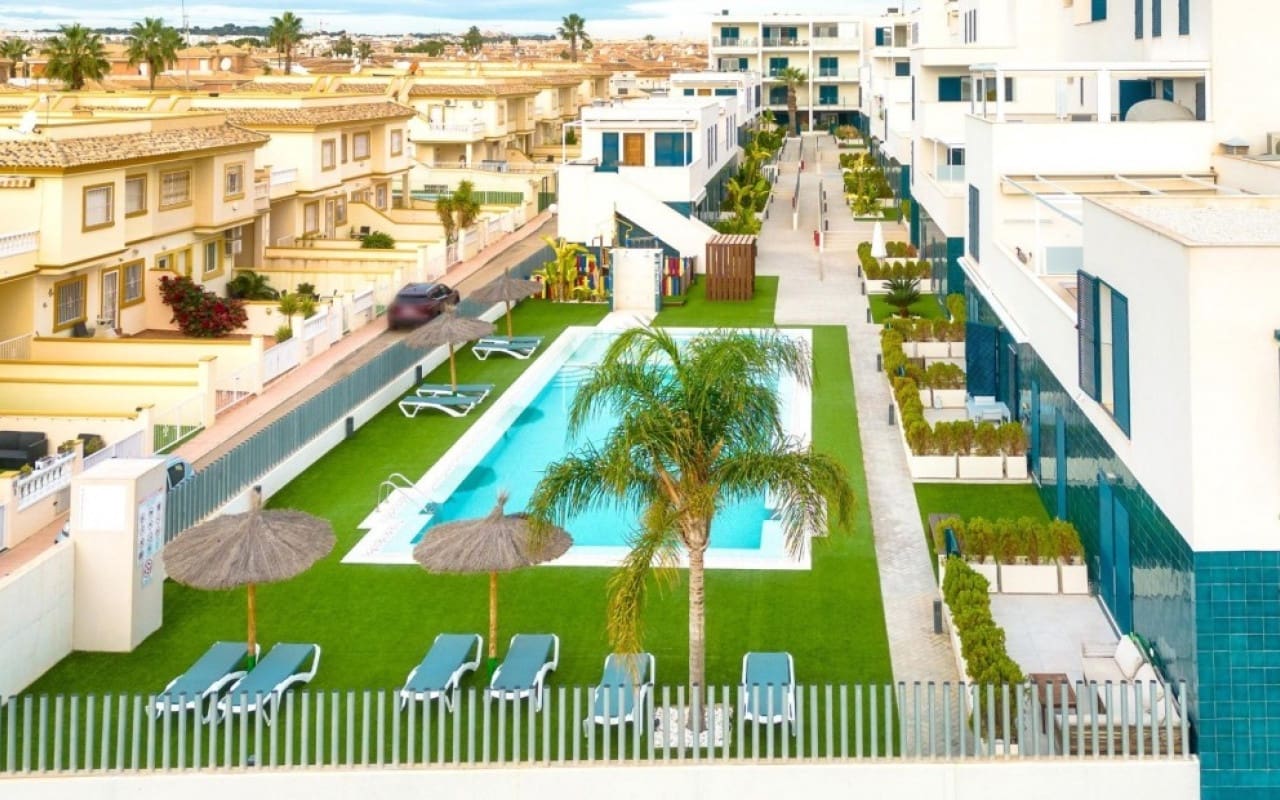1 sovrum Takvåning till salu i Playa Flamenca med pool - 229 000 € (Ref: 9748397)