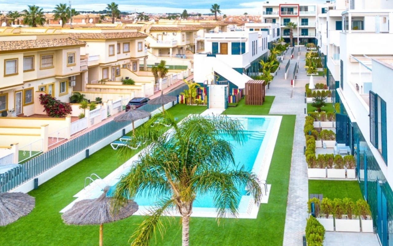 1 sovrum Takvåning till salu i Playa Flamenca med pool - 229 000 € (Ref: 9748397)