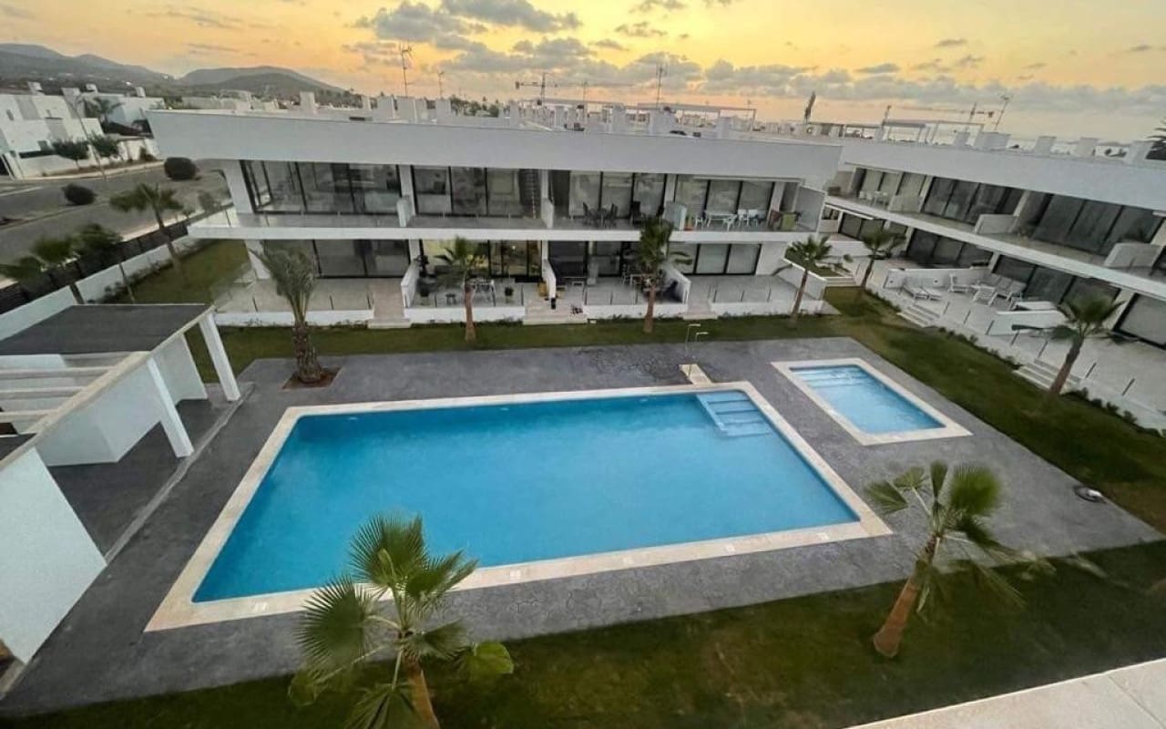 3 slaapkamer Penthouse te koop in Mar de Cristal met zwembad - € 325.000 (Ref: 9758933)