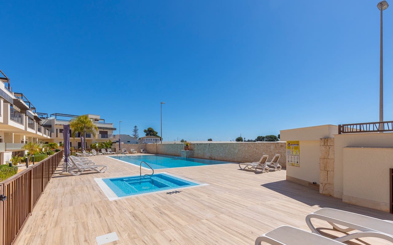 Ático de 2 habitaciones en Dolores De Pacheco en venta con piscina - 249.000 € (Ref: 9775897)