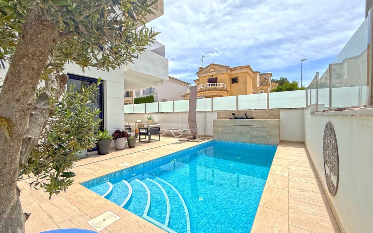 3 bedroom Villa for sale in Villamartin with pool - € 495,000 (Ref: 9793130)