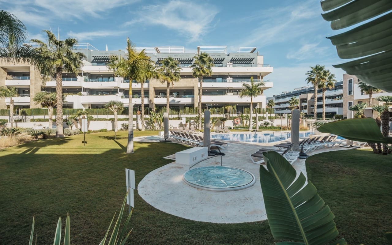 Ático de 2 habitaciones en Playa Flamenca en venta con piscina - 499.000 € (Ref: 9793146)