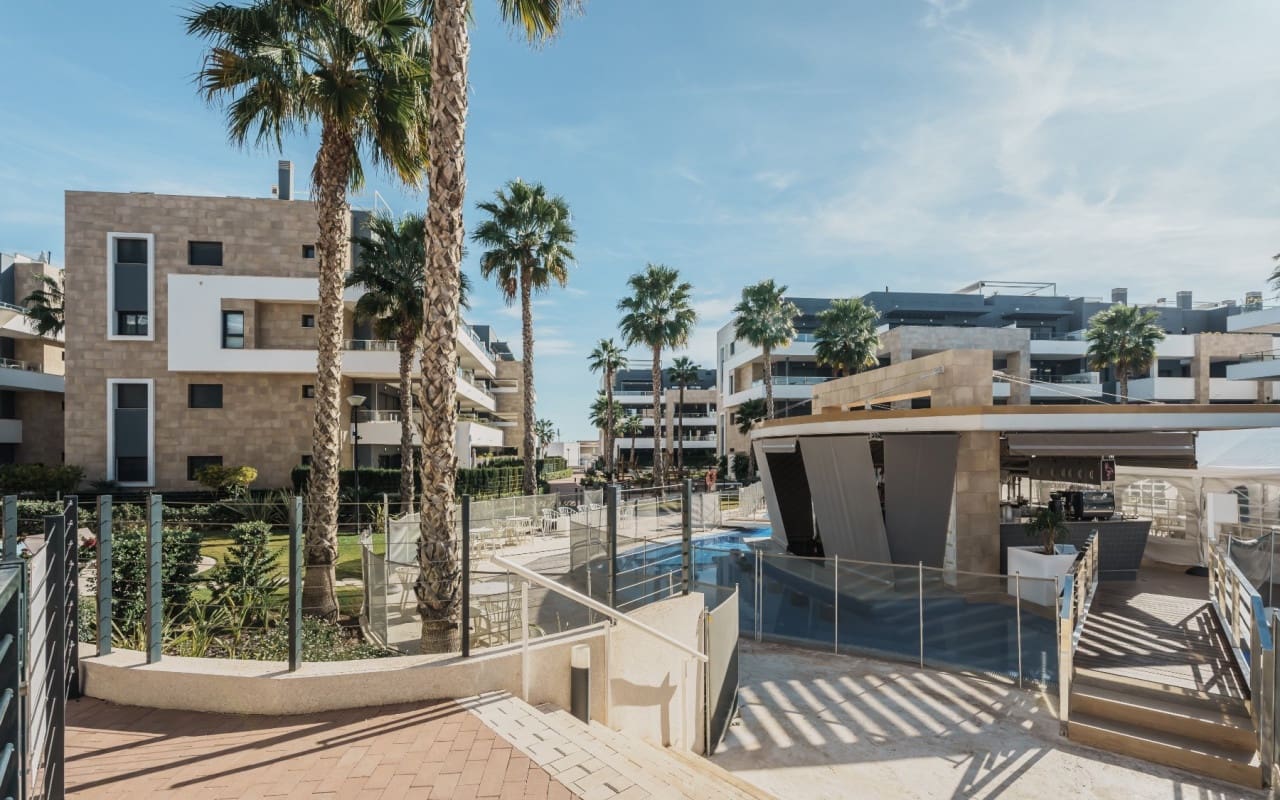 Ático de 2 habitaciones en Playa Flamenca en venta con piscina - 499.000 € (Ref: 9793146)