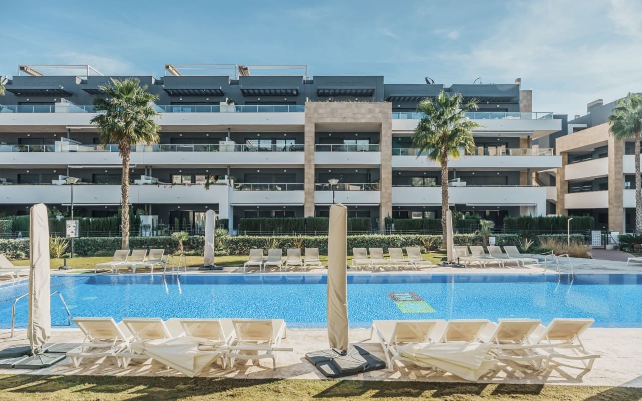 Ático de 2 habitaciones en Playa Flamenca en venta con piscina - 499.000 € (Ref: 9793146)