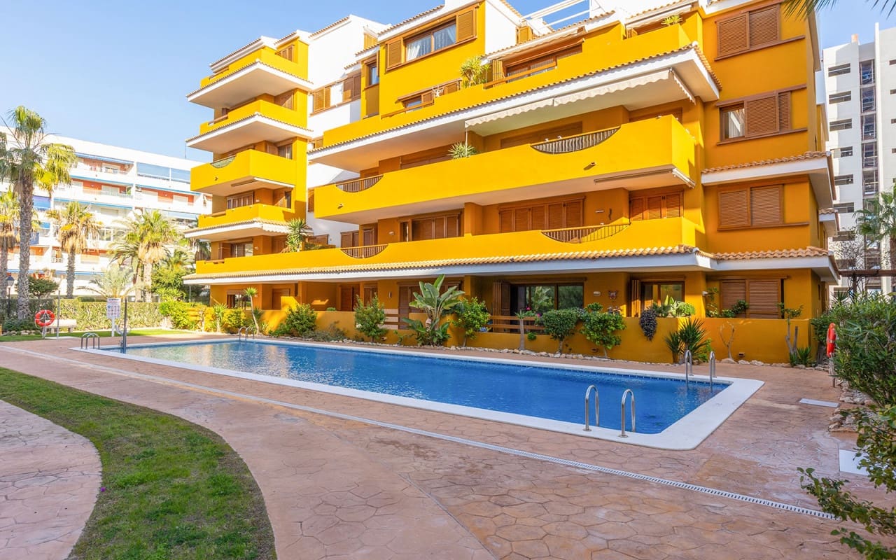 2 soveværelse Strandlejlighed til salg i Punta Prima - € 345.000 (Ref: 9802615)