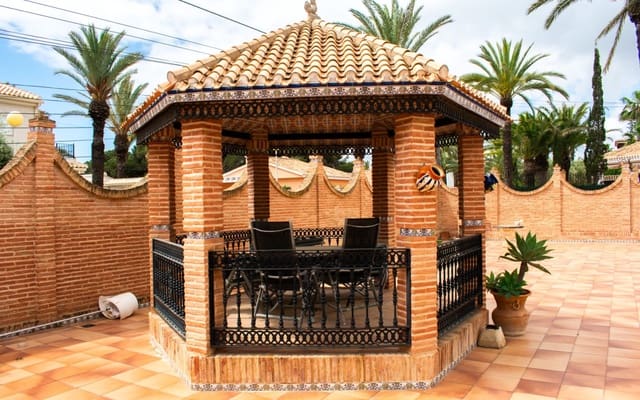 7 Zimmer Villa zu verkaufen in Cabo Roig, Orihuela mit Pool - 1.490.000 € (Ref: 9805140)