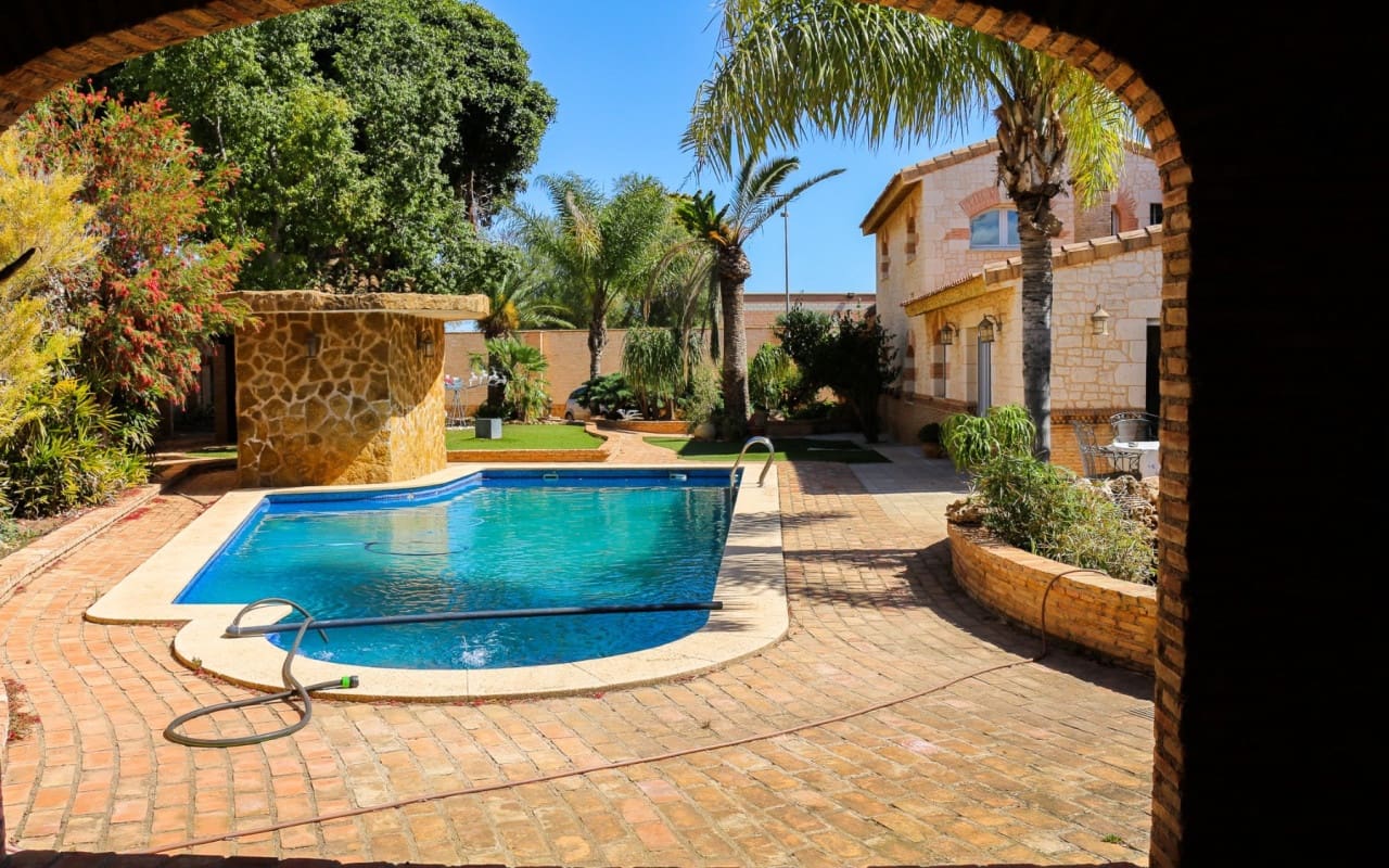 Chalet de 4 habitaciones en Los Urrutias en venta con piscina - 1.080.000 € (Ref: 9805141)