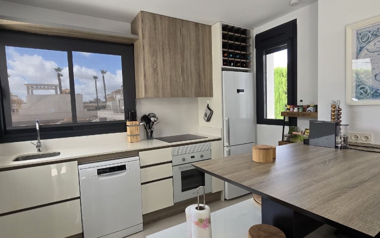 3 bedroom Villa for sale in Ciudad Quesada with pool - € 470,000 (Ref: 9805143)