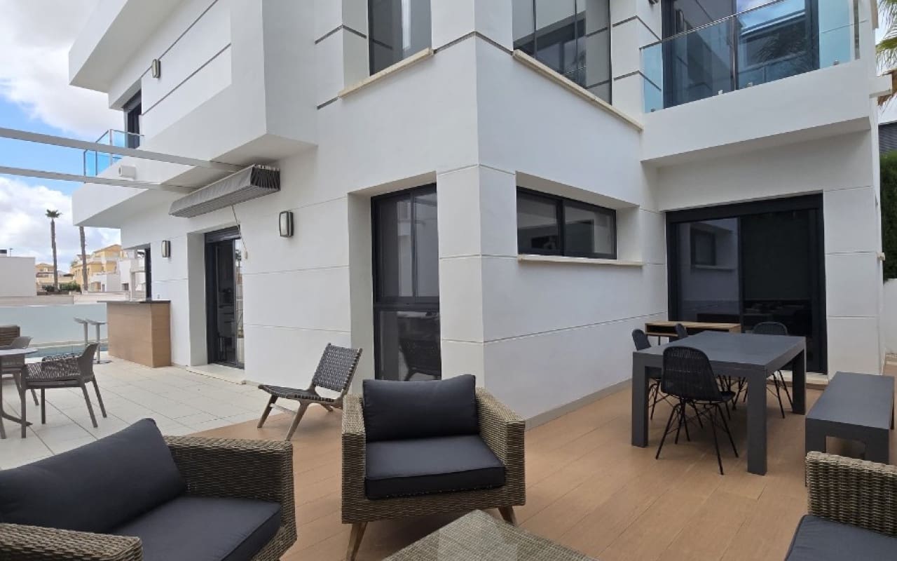 3 bedroom Villa for sale in Ciudad Quesada with pool - € 470,000 (Ref: 9805143)