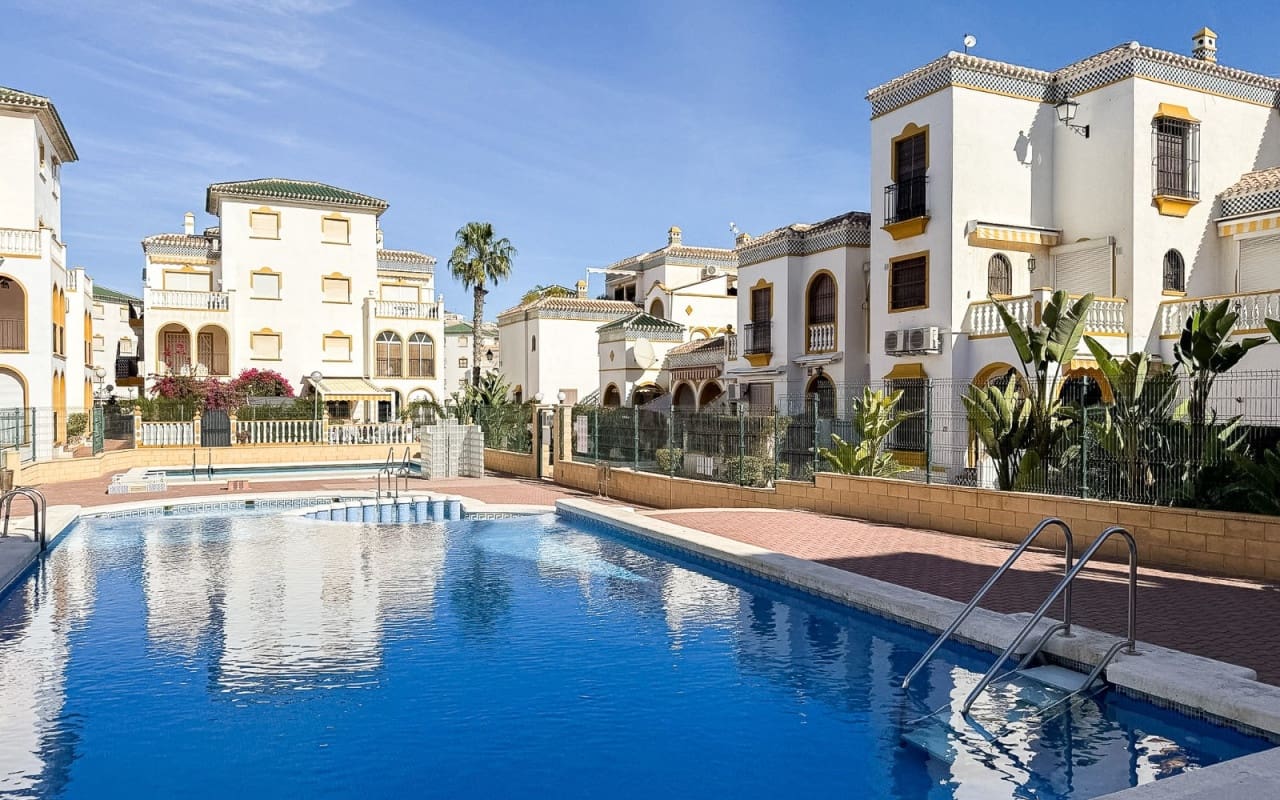 3 slaapkamer Penthouse te koop in La Mata met zwembad - € 269.000 (Ref: 9805147)