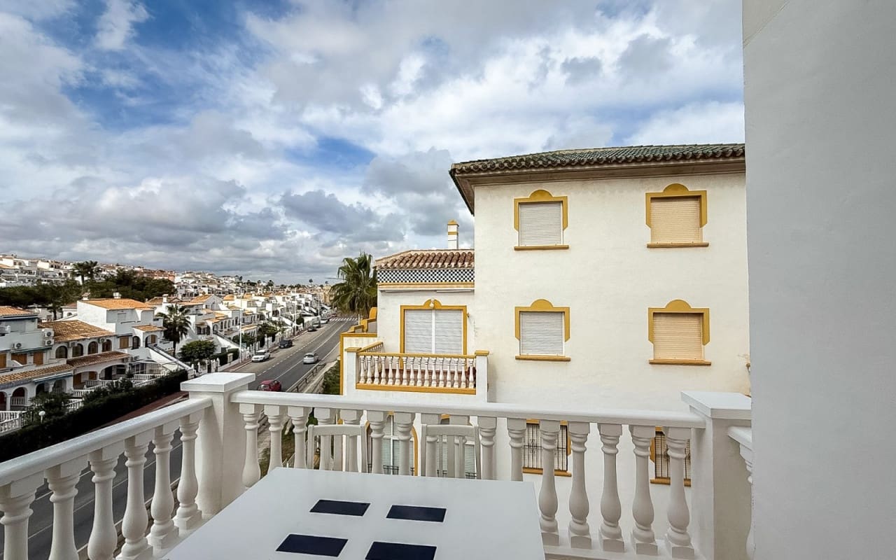 3 slaapkamer Penthouse te koop in La Mata met zwembad - € 269.000 (Ref: 9805147)