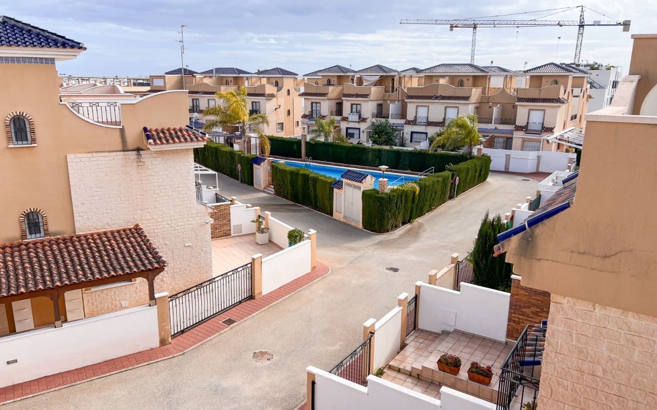 3 sypialnia Dom szeregowy na sprzedaż w Pilar de la Horadada z basenem - 369 000 € (Ref: 9805171)