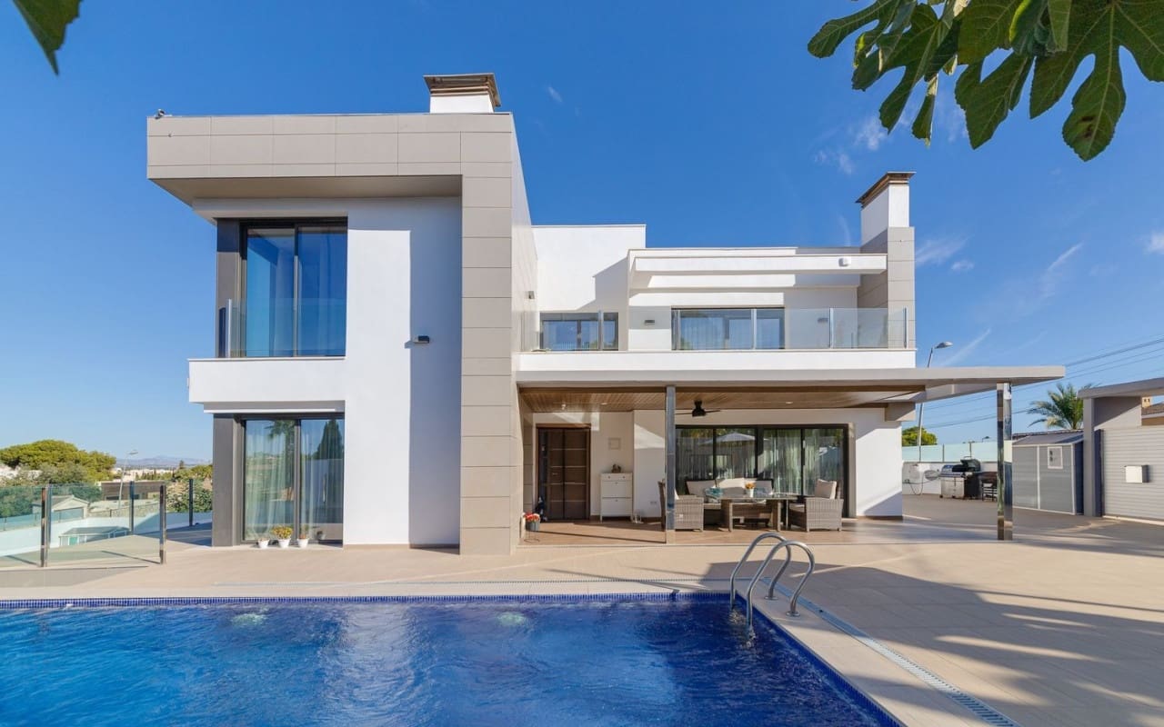 4 bedroom Villa for sale in Orihuela Costa with pool - € 1,275,000 (Ref: 9805173)