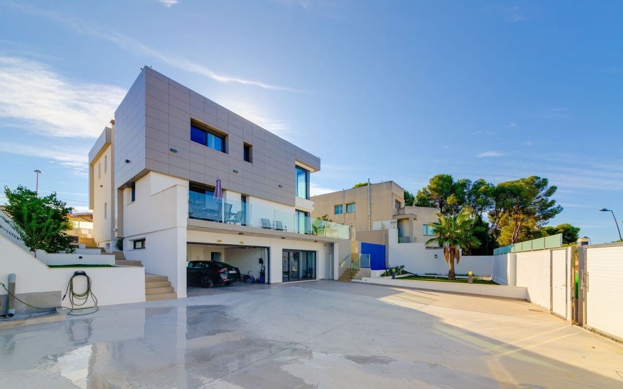 4 bedroom Villa for sale in Orihuela Costa with pool - € 1,275,000 (Ref: 9805173)