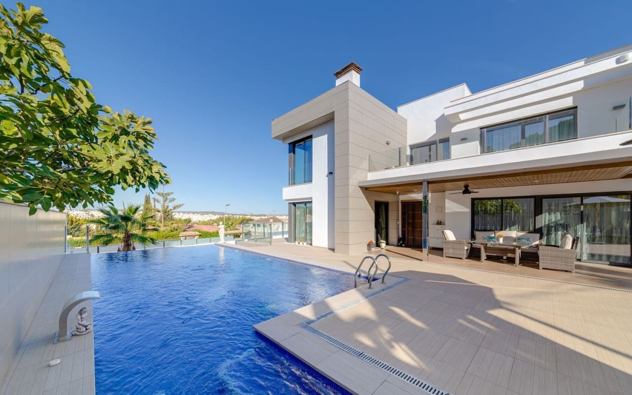 4 bedroom Villa for sale in Orihuela Costa with pool - € 1,275,000 (Ref: 9805173)