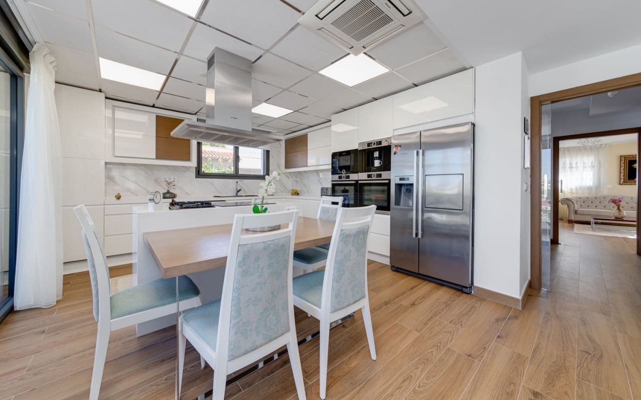 4 bedroom Villa for sale in Orihuela Costa with pool - € 1,275,000 (Ref: 9805173)