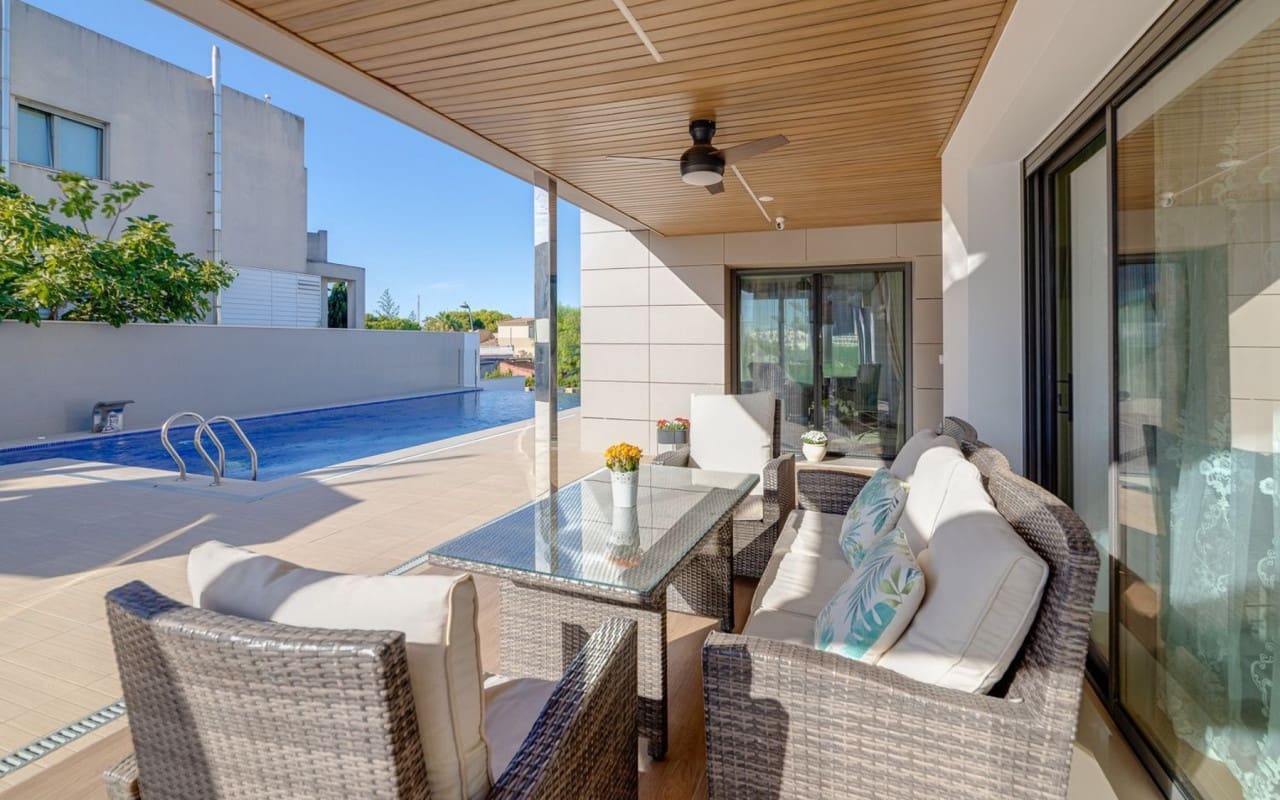 4 bedroom Villa for sale in Orihuela Costa with pool - € 1,275,000 (Ref: 9805173)