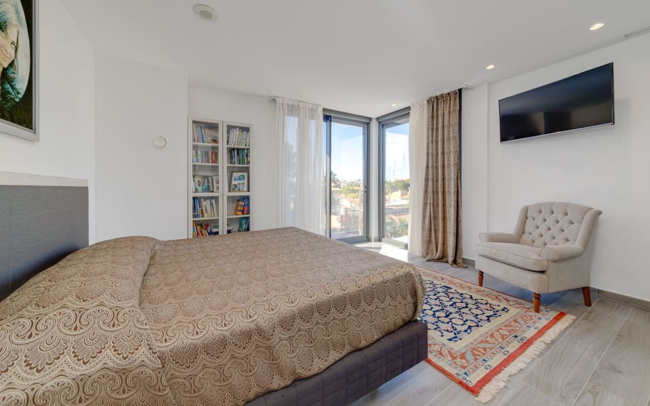 4 bedroom Villa for sale in Orihuela Costa with pool - € 1,275,000 (Ref: 9805173)