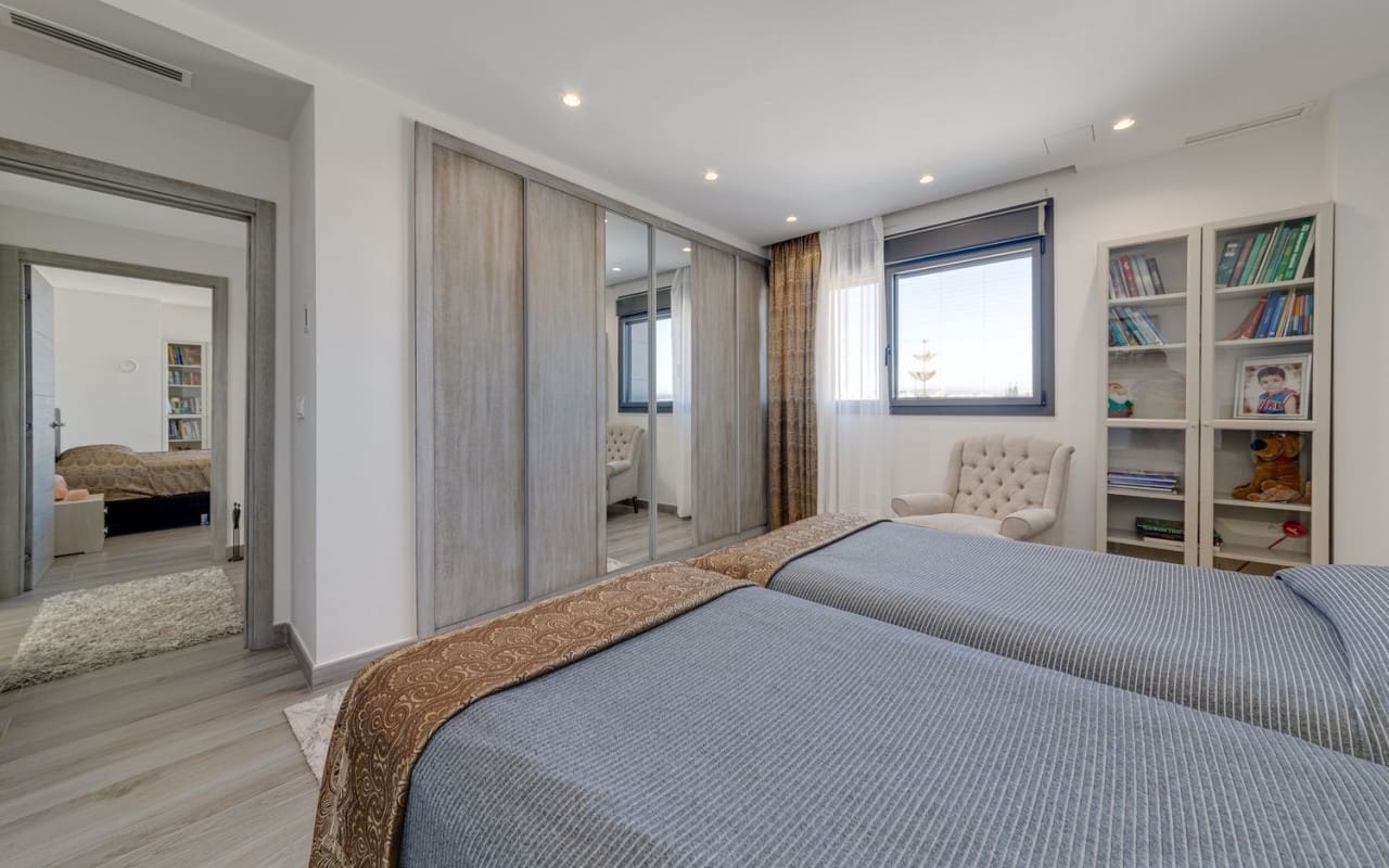 4 bedroom Villa for sale in Orihuela Costa with pool - € 1,275,000 (Ref: 9805173)