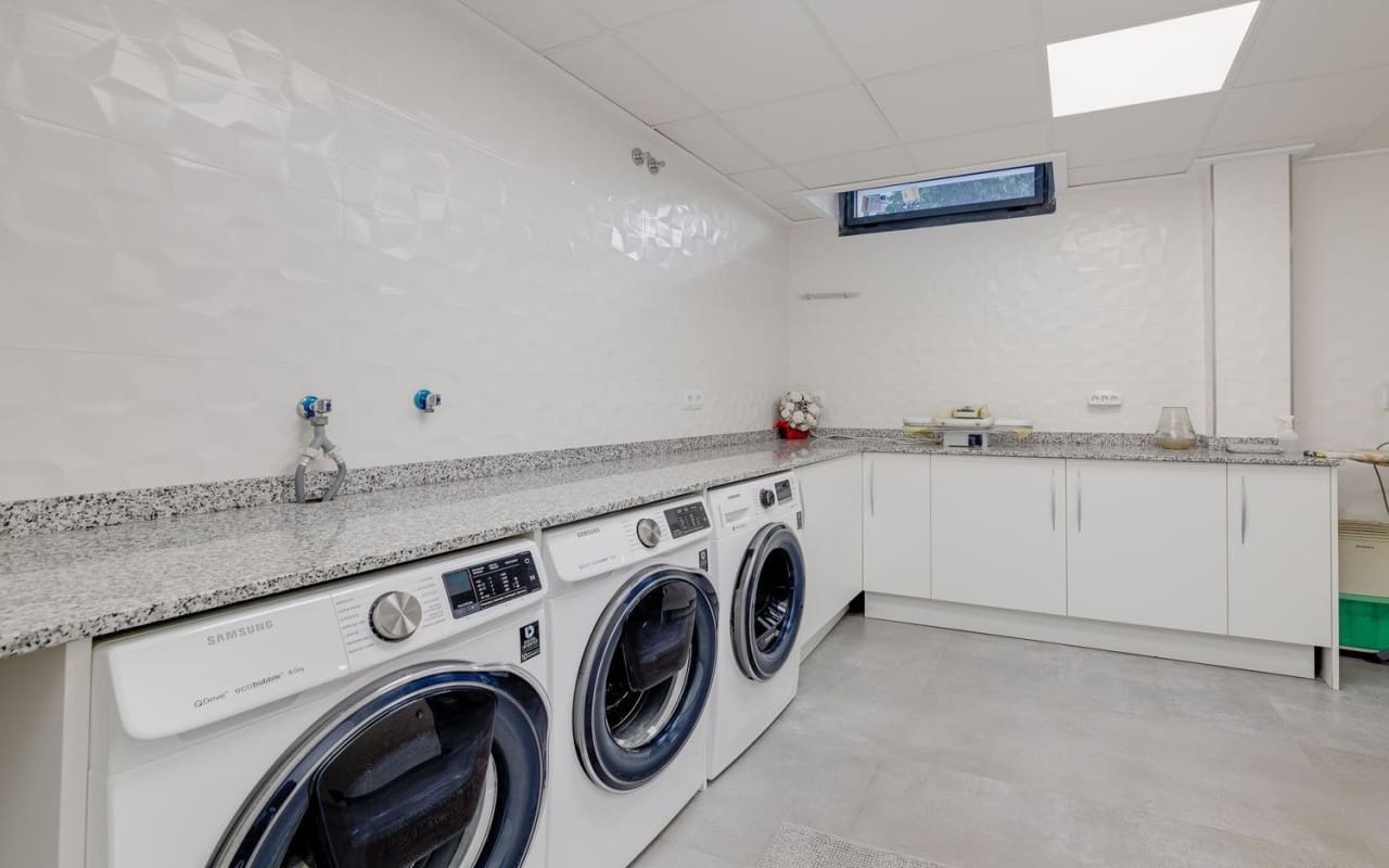 4 bedroom Villa for sale in Orihuela Costa with pool - € 1,275,000 (Ref: 9805173)