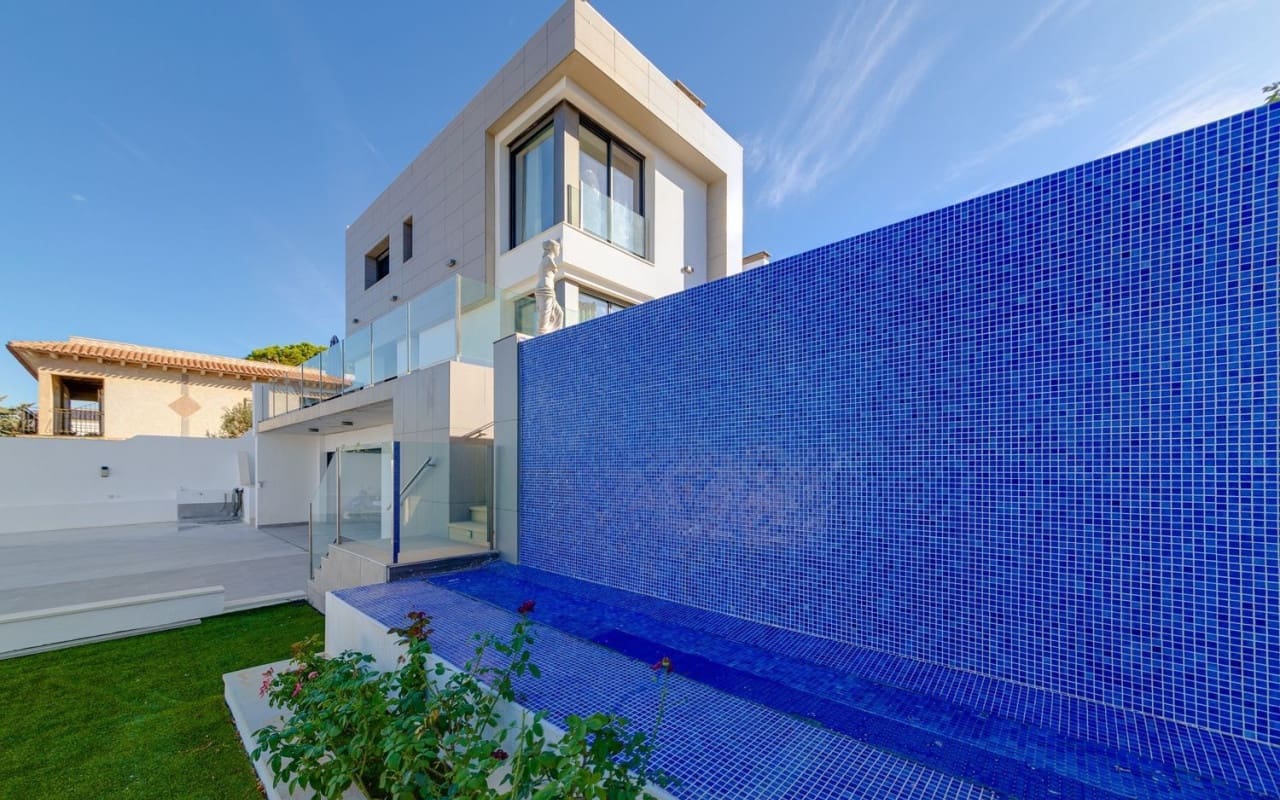 4 bedroom Villa for sale in Orihuela Costa with pool - € 1,275,000 (Ref: 9805173)