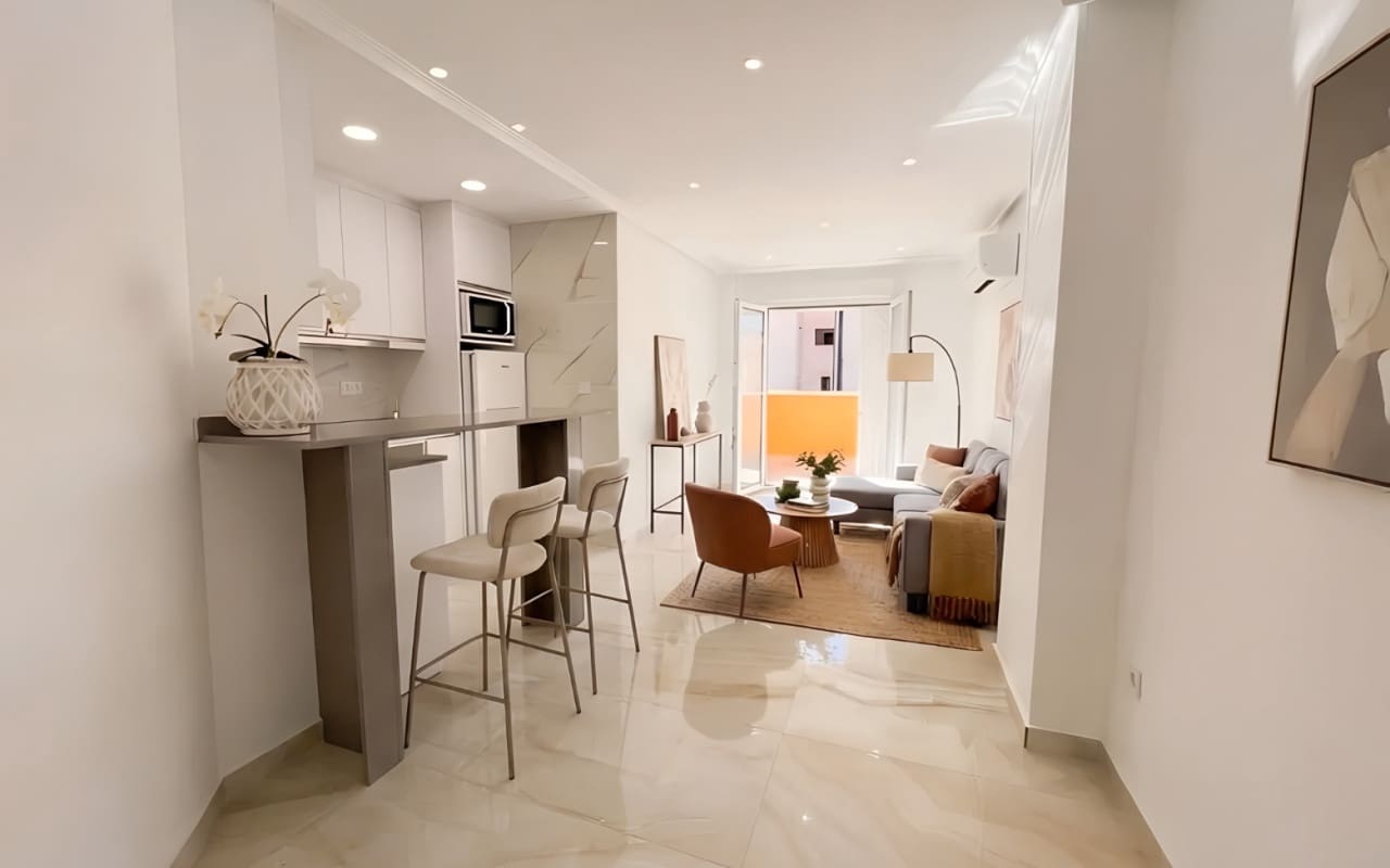 Ático de 2 habitaciones en Torrevieja en venta - 198.900 € (Ref: 9805177)