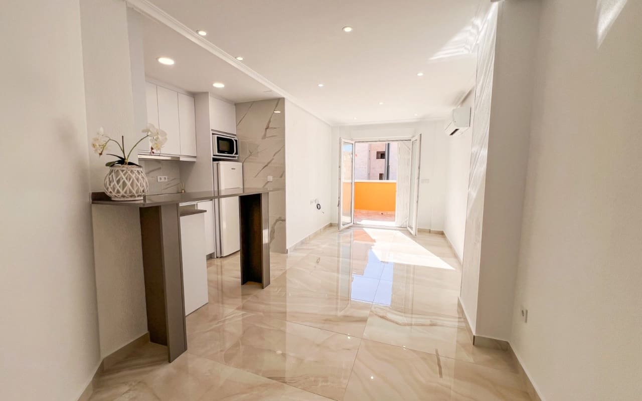 Ático de 2 habitaciones en Torrevieja en venta - 198.900 € (Ref: 9805177)