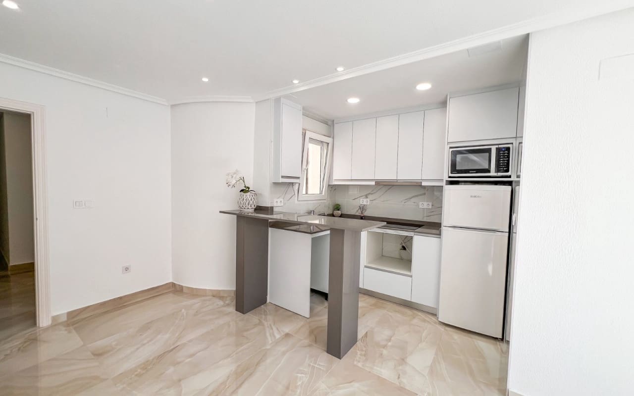 Ático de 2 habitaciones en Torrevieja en venta - 198.900 € (Ref: 9805177)