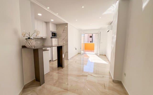 Ático de 2 habitaciones en Puerto Deportivo, Torrevieja en venta - 198.900 € (Ref: 9805177)