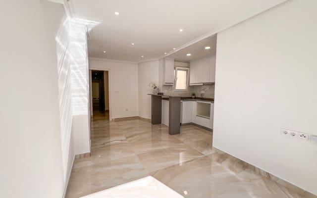 Ático de 2 habitaciones en Puerto Deportivo, Torrevieja en venta - 198.900 € (Ref: 9805177)