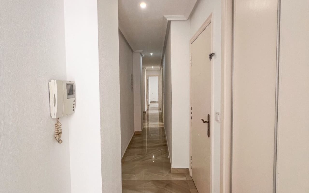 Ático de 2 habitaciones en Torrevieja en venta - 198.900 € (Ref: 9805177)