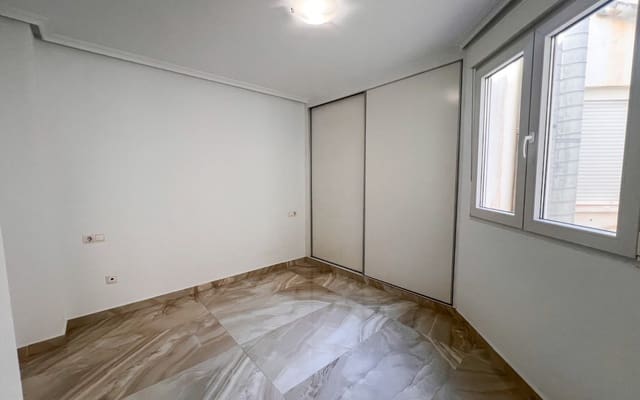 Ático de 2 habitaciones en Puerto Deportivo, Torrevieja en venta - 198.900 € (Ref: 9805177)