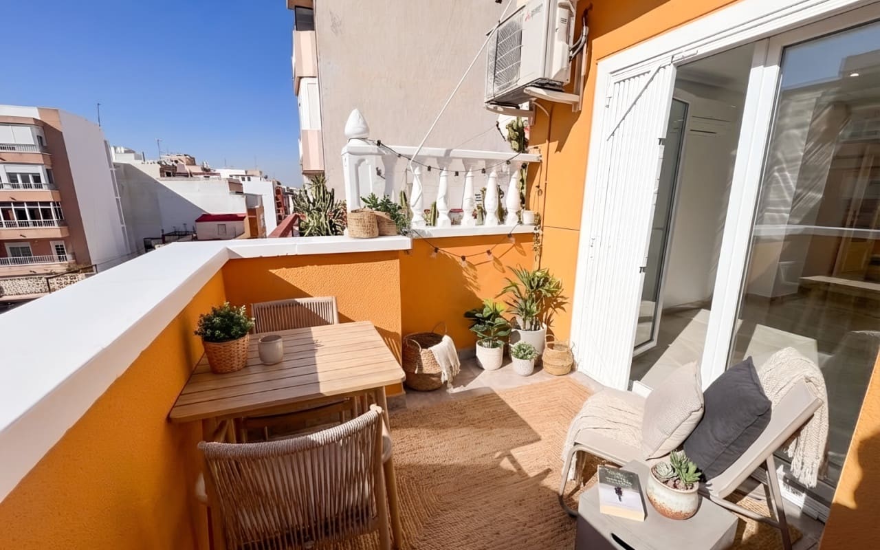 Ático de 2 habitaciones en Torrevieja en venta - 198.900 € (Ref: 9805177)