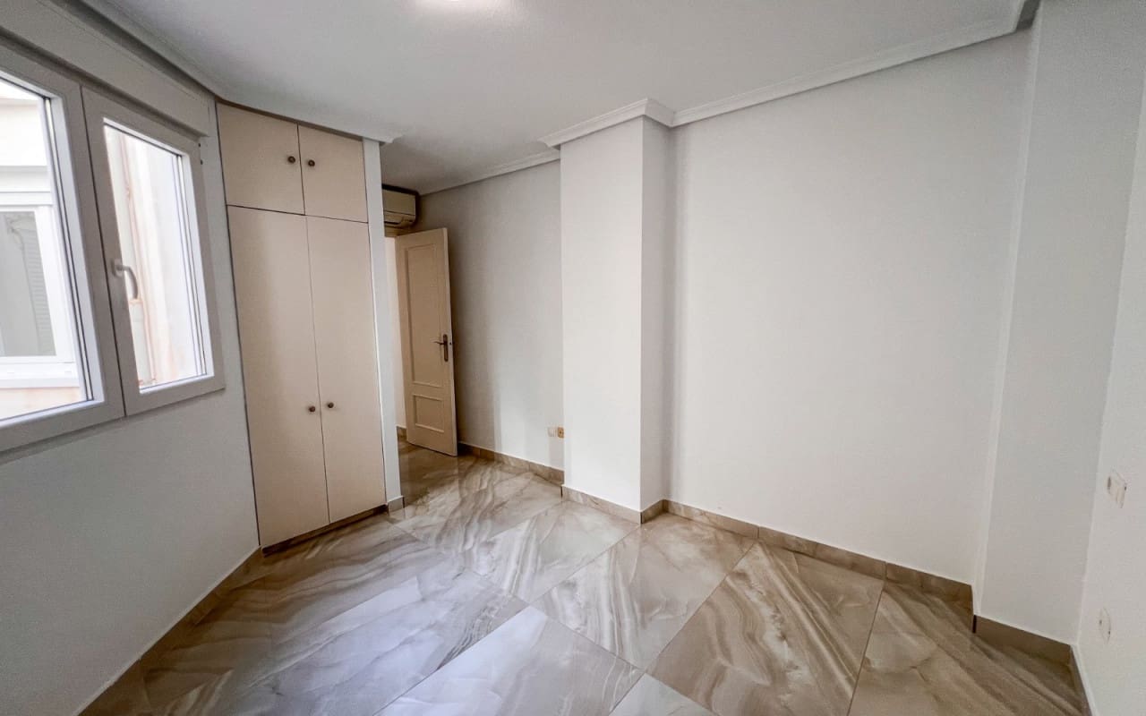 Ático de 2 habitaciones en Torrevieja en venta - 198.900 € (Ref: 9805177)