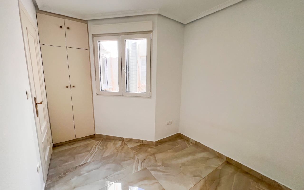 Ático de 2 habitaciones en Torrevieja en venta - 198.900 € (Ref: 9805177)