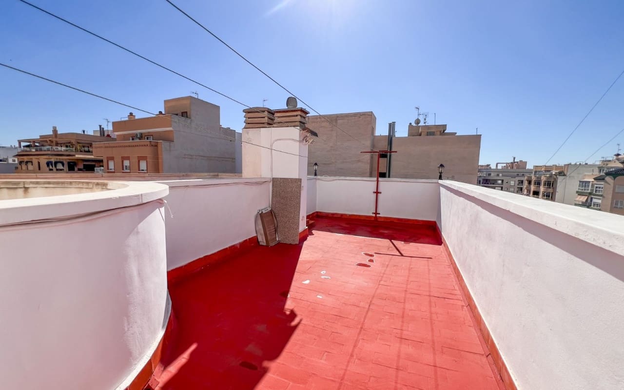 Ático de 2 habitaciones en Torrevieja en venta - 198.900 € (Ref: 9805177)
