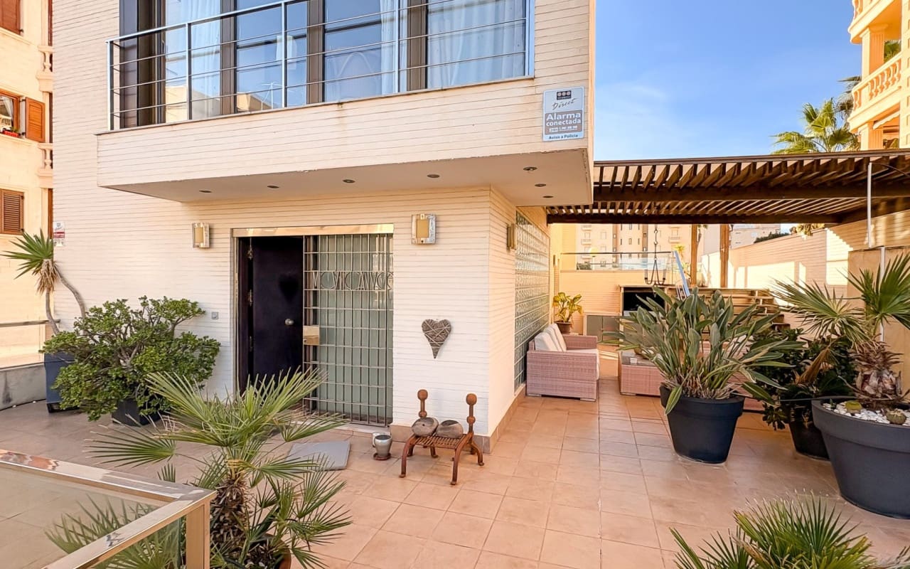 4 bedroom Villa for sale in Guardamar del Segura with pool - € 950,000 (Ref: 9805179)